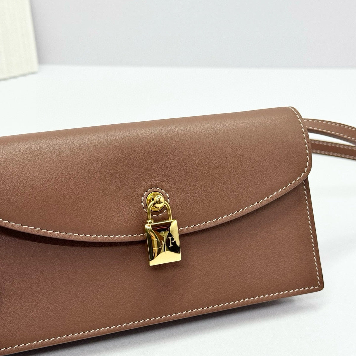 EXTRA POCHETTE 18 IN CARAMEL SUGAR CALFSKIN GOLD HARDWARE